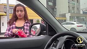 PETITE VENEZOLANA PASA DE VENDER CARAMELO EN LA CALLE A LIMPIAR UNA CASA COMPLETAMENTE DESNUDA