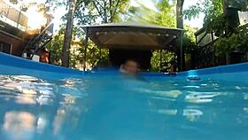 ميليسا الحورية المحتوية وشم في البركة