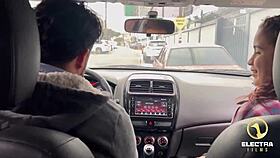 PETITE VENEZOLANA PASA DE VENDER CARAMELO EN LA CALLE A LIMPIAR UNA CASA COMPLETAMENTE DESNUDA