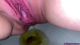 Katso kun annan sinulle kuuman pissani kurvikasvoisen vartaloni kylpyhuoneessa!