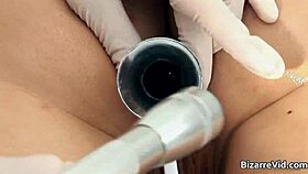 Hej, tahle špinavá blondýnka med přichází k doktorovi na svázané šlehání a hluboké hrdlo! 😈