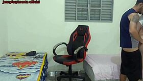 meia-irmã se troca perto do meio-irmão e ele acaba fodendo ela na cadeira gamer.