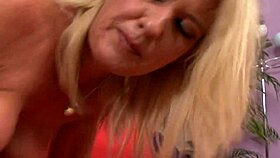 Bridgett Lee jako niegrzeczna mieszana kuguar w pończochach