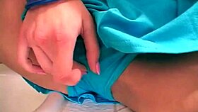 Lil Lexy megmutatja a melleit és ujjazza a puncáját