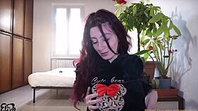 provocante e sfacciata prima si mostra poi viene penetrata senza freni