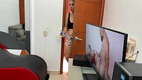 Mi hijastro me folla en doggystyle y me da su leche