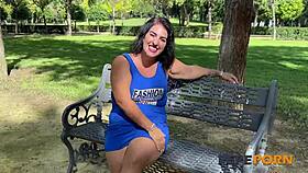 Naimisissa oleva vaimo imee kyrpiä vapaasti pepepornissa.