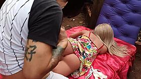 Comendo o cu da mandastra loira sex toy