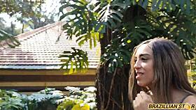 Ela completou 18 anos e chamou o amigo pra tirar a virgindade dela no meio do mato