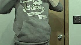 Suha punca se sleče gola v kopalnici z monster kurcem