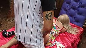 Comendo o cu da mandastra loira sex toy