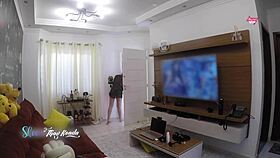 hot wife flashes delivery man after shower