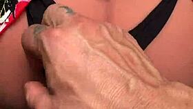 Faço uma massagem deliciosa na minha enteada com final feliz