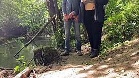 Crezi că e incredibilă masturbarea cu mâna de la soacra mea?