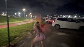 Amigos são gravados fazendo putaria no pelo no meio da rua na frente de todo mundo.