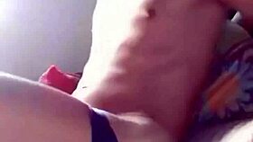 Latino Bronceado Rebota Sus Bolas Mientras Masturba Su Pene Y Saca Semen