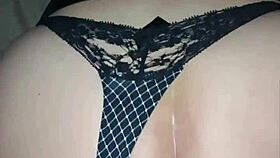 MOVIENDO MI DELICIOSO CULO EN LA VERGA DE MI VECINO