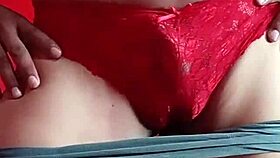 Modelando cachetero rojo de encaje panties dancing?