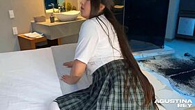 Llevo a esta puta estudiante al motel para follarle en ojete y aceitarle las tetas cumshot on face