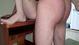 a ruivinha levanta a saia pra meter pau na buceta apertada