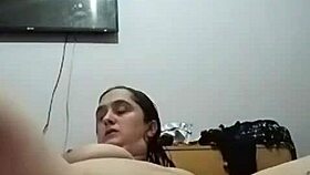 Estoy cachonda y sola en casa tengo que desahogarme y me masturbo con mi juguete tengo en co�o empapado y varios orgasmos