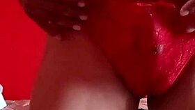 Modelando cachetero rojo de encaje panties dancing?