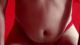 Modelando cachetero rojo de encaje panties dancing?