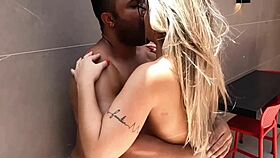 Kom hardt på den frekke pikken på motellet-festen og fikk sæd i munnen