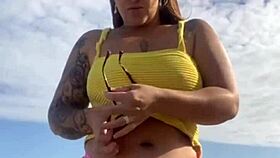 Usando Um Biquini Que Racha A Buceta