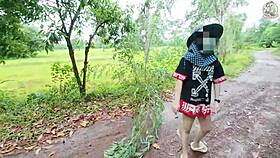 สาวไทยเดินเล่นโชว์หีริมทาง เสียงไทยชัด... beautiful young girl in garden?