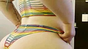 Rainbow clad joan day plays with herself and shakes big ass