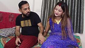 زوجين متزوجين يستمتعان بليلة زفاف رومانسية