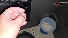 Chupando desconhecidos engolindo porra e beijando o corno gloryhole 17