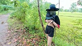 สาวไทยเดินเล่นโชว์หีริมทาง เสียงไทยชัด... beautiful young girl in garden?