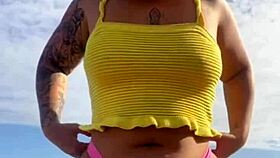 Usando Um Biquini Que Racha A Buceta