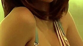 जेना दम्माया इंडोनेशियन स्टाइल में बिकिनी मेड बनकर सर्व करती है