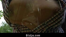 Děda si užívá čas s mladou blondýnou v dodávce