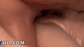 ميلف يابانية زلقة مايا ميزوكي تعرض ثدييها الضخمين في جاف هاردكور بقذف داخلي