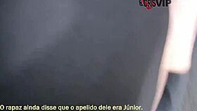 Chupando desconhecidos engolindo porra e beijando o corno gloryhole 17