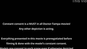 Carmen Valentina spreads in latex backstage!