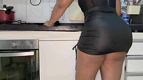 empregada tentou resistir e acabou com a buceta cheia de porra em realidade brasileira