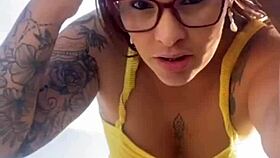 Usando Um Biquini Que Racha A Buceta