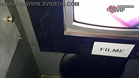 Chupando desconhecidos engolindo porra e beijando o corno gloryhole 17