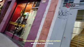 Chupando desconhecidos engolindo porra e beijando o corno gloryhole 17