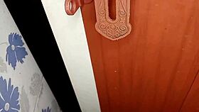 भाभी जी को बाथरूम में फिंगरिंग करते हुए पकड़ के चुत चोदा