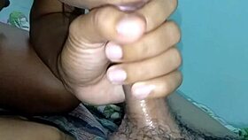 น้ำแตกเข้าปากเพื่อนสาวที่เธอได้อมควยของฉัน