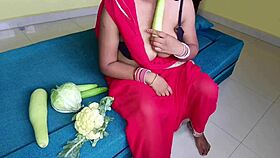 devar ne aapne bhabhi ko chut me khira dalte huye dekh liya