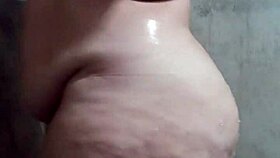 Branquinha Bunduda Tomando Banho