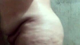 Branquinha Bunduda Tomando Banho