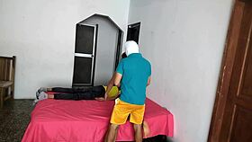 ontrouwe vrouw belt buurman om haar te neuken naast hem